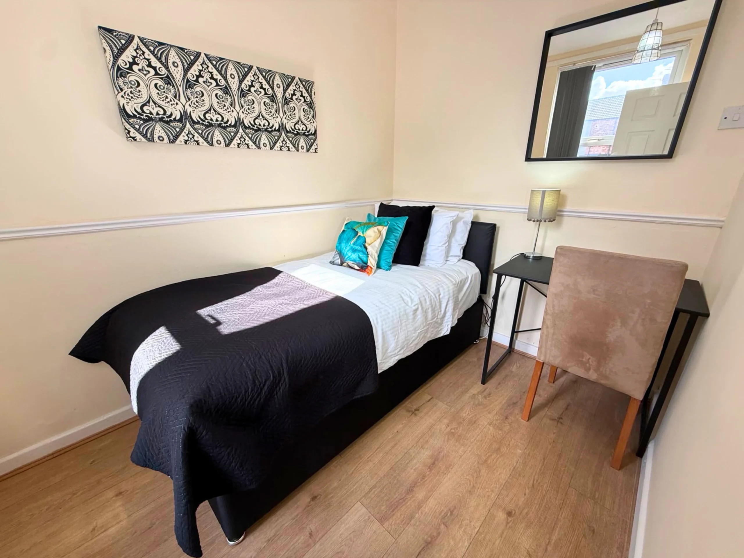 Downstairs bedroom (1)